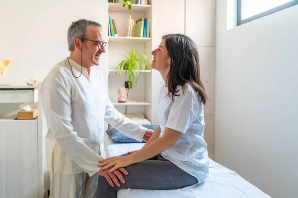 Reife Gong Expertise Masseur Gespräch Mit Einem Patienten Einer Klinik — Stockfoto