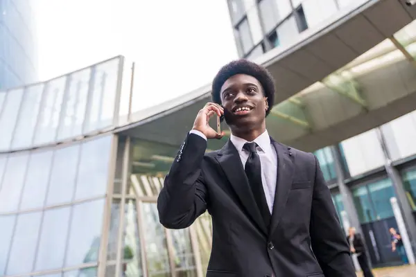 Alacsony Látószögű Portré Egy Fiatal Elfoglalt Afrikai Üzletember Beszél Mobil — Stock Fotó