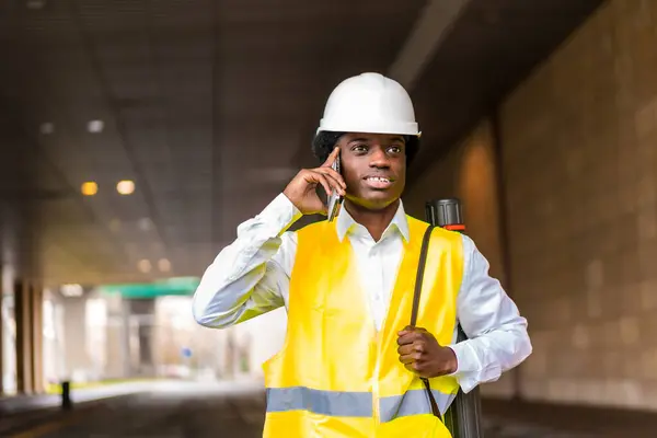 Jovem Arquiteto Africano Ocupado Usando Telefone Caminhando Pela Cidade Sob — Fotografia de Stock