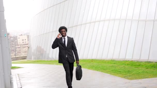 Широкий Погляд Фотографію Молодого Африканського Зайнятого Чоловіка Який Виходить Офіс — стокове відео