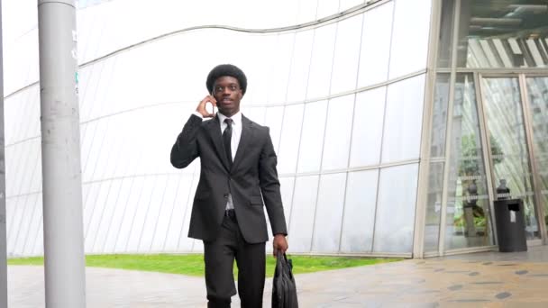 街を歩くモバイルと話すクールなアフリカのビジネスマンの完全な長さの肖像画 — ストック動画