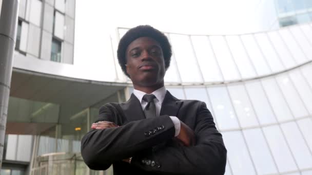 金融ビルの外に立っている若くて誇り高いアフリカのビジネスマンの肖像画 — ストック動画