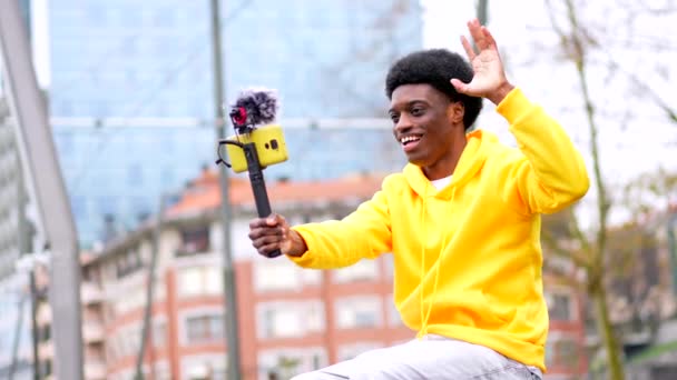 사이드 비디오의 아프리카의 세련된 Vlogger 비디오와 도시에서 — 비디오