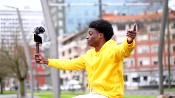 Şehirdeki Mikrofon Tripoda Bağlı Bir Cep Telefonuyla Çevrimiçi Bir Video — Stok video