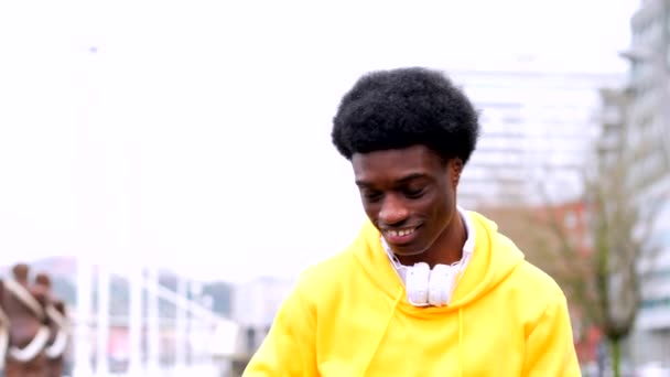 Portret Met Kopieerruimte Van Een Coole Stijlvolle Afrikaanse Man Die — Stockvideo