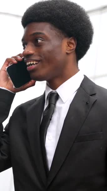 Sokakta Işe Giderken Cep Telefonuyla Konuşan Afrikalı Işadamı — Stok video