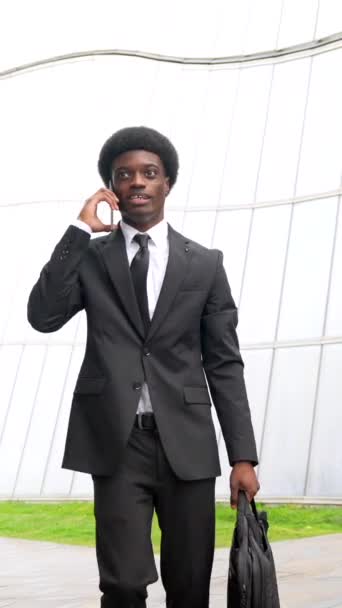 Full Längd Porträtt Cool Afrikansk Affärsman Talar Till Mobilen Promenader — Stockvideo