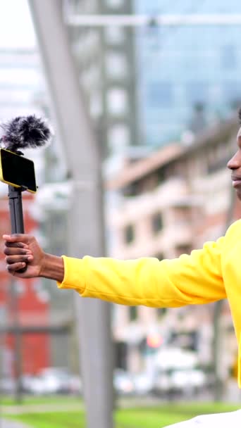 Joven Blogger Africano Apuntando Hacia Adelante Durante Video Línea Con — Vídeos de Stock