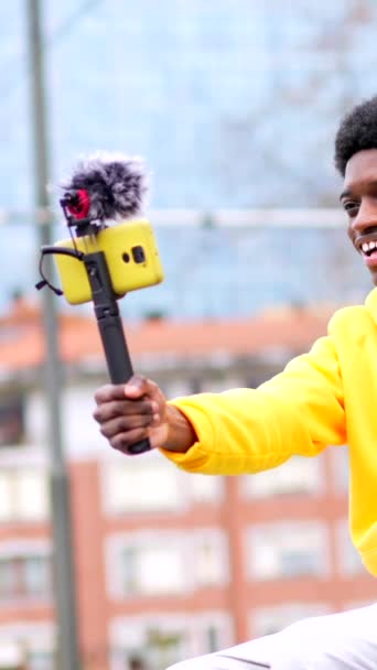 Vidéo Vue Côté Jeune Vlogger Africain Élégant Enregistrant Vidéo Saluant — Video