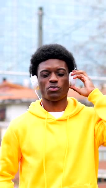 Havalı Mutlu Afrikalı Genç Adam Şehirde Cep Telefonu Kullanarak Müzik — Stok video