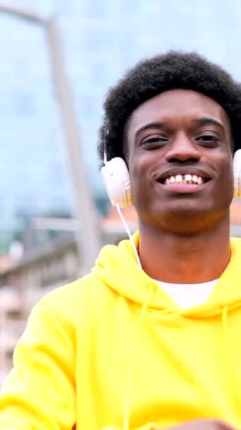 도시에서 헤드폰으로 음악을 아프리카 — 비디오