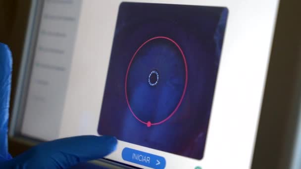 Экран Используемый Офтальмологом Наблюдения Применением Лазера Лечении Глаукомы Пациента — стоковое видео