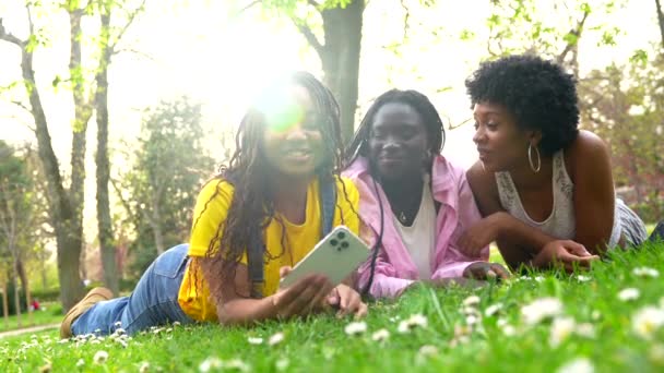 Tre Amiche Africane Fanno Selfie Sdraiate Sul Parco Urbano — Video Stock