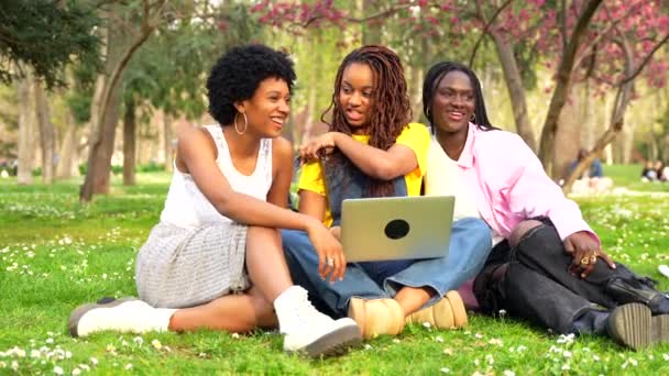 Tres Bellas Estudiantes Africanas Jóvenes Usando Portátil Sentado Hierba Del — Vídeos de Stock
