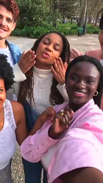 Heureux Jeunes Amis Multi Ethniques Prenant Selfie Dans Ville Par — Video