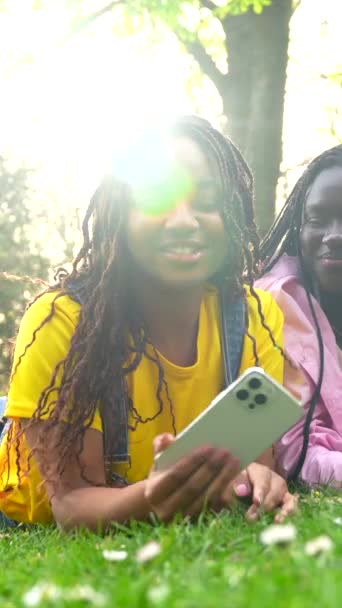 Trois Amies Africaines Prenant Selfie Allongé Sur Parc Urbain — Video