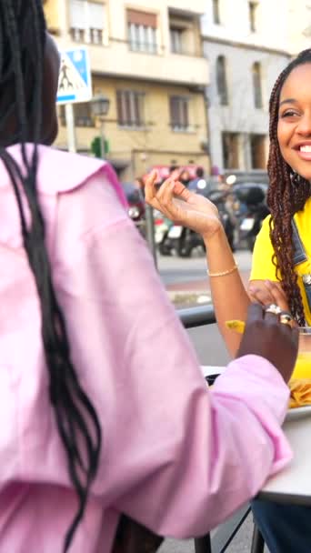 Tineri Prieteni Africani Frumusețe Bucurându Masă Împreună Într Restaurant Aer — Videoclip de stoc
