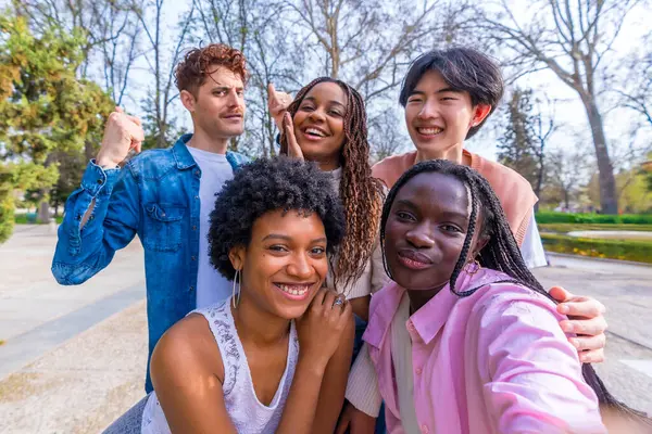 Point Vue Personnel Groupe Jeunes Amis Heureux Diversifiés Prenant Selfie — Photo