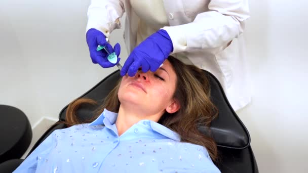 Médico Inyectando Ácido Hialurónico Cara Una Mujer Durante Procedimiento Belleza — Vídeo de stock