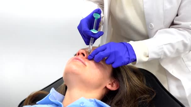 Lekarz Kosmetolog Wykonuje Odmładzające Zabiegi Wstrzyknięć Twarz Celu Zaciśnięcia Wygładzenia — Wideo stockowe