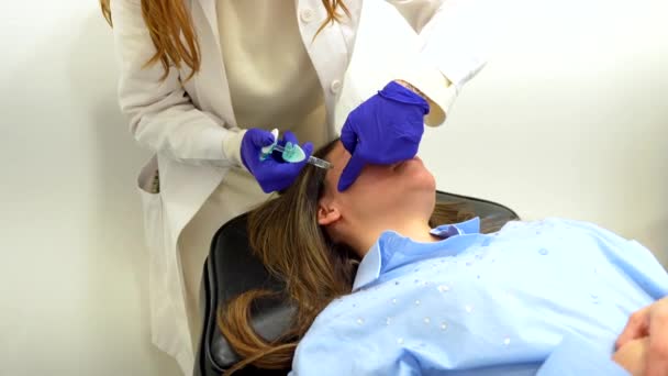 Dokter Membersihkan Area Injeksi Dengan Pembalut Kapas Wajah Pasien Sebelum — Stok Video