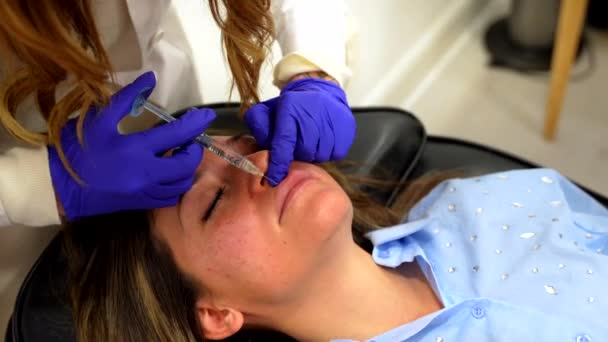 Klinikteki Hyaluronik Asitle Yüz Gençleştirme Tedavisi Sırasında Sedyede Gözleri Kapalı — Stok video