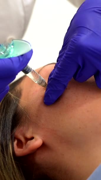 Tanımlanamayan Bir Kadın Kozmetik Uzmanının Güzellik Kliniğindeki Bir Kadının Yüzüne — Stok video