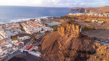 Yaz günbatımında Gran Canaria 'da Agaete kasabasının hava manzarası. İspanya