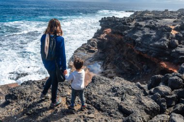 Oğlu ile birlikte Bufadero de La Garita (Telde), Gran Canaria, Kanarya Adalarına bakan bir anne