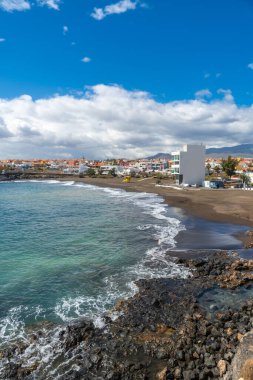 La Garita (Telde), Gran Canaria, Kanarya Adaları 'nın güzel plajının dikey fotoğrafı