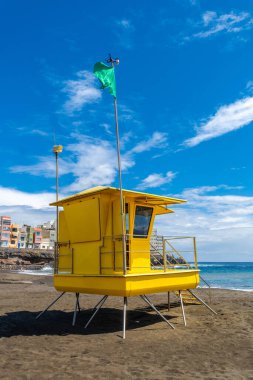 Kaliforniya 'da sarı cankurtaran kulesi Yazın deniz kenarında yeşil bayrak