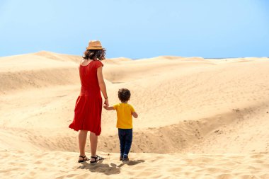 Anne ve oğlu tatilde Maspaloma 'nın kumullarında çok mutlu, Kanarya Adaları, Büyük Kanarya Adaları