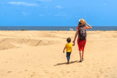 Anne ve çocuk yaz tatilinde Maspalomların kumullarında, Gran Canaria, Kanarya Adalarında