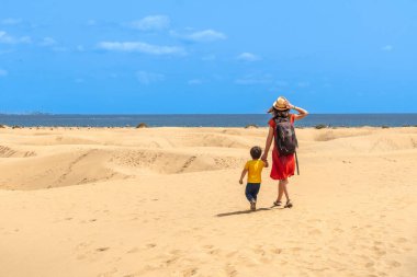 Anne ve çocuk yaz tatilinde Maspalomların kumullarında, Gran Canaria, Kanarya Adalarında
