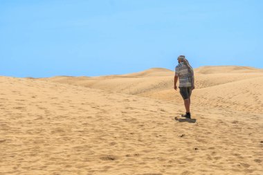 Yaz aylarında erkek turistin portresi Maspalomas, Gran Canaria, Kanarya Adaları 'ndaki kum tepelerinde