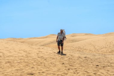 Yazın Maspalomalar, Gran Canaria, Kanarya Adaları 'nda yürüyen erkek turistin portresi