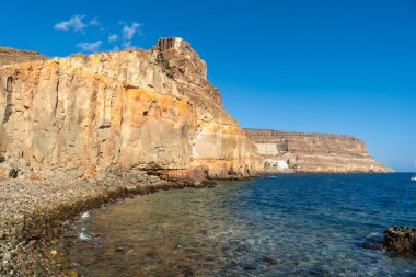 Yazın Gran Canaria 'nın güneyindeki Mogan adlı turistik kıyı kasabasının koyunda. İspanya