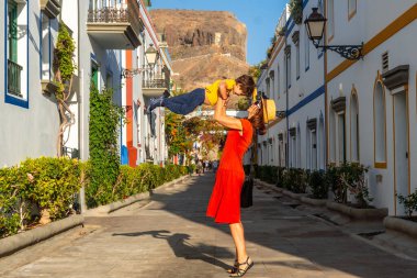 Anne, Gran Canaria 'daki Mogan kasabasında yetişmiş oğluyla eğleniyor. Aile tatili