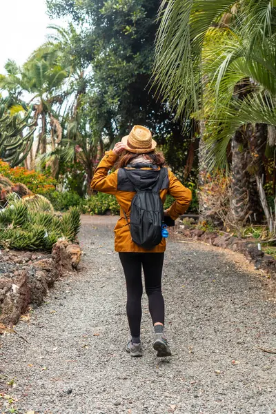 Une Touriste Marchant Dans Jardin Botanique Concept Plantes Tropicales Images De Stock Libres De Droits