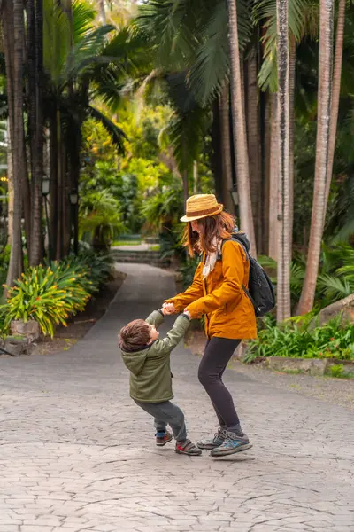 Μια Γυναίκα Και Ένα Παιδί Παίζουν Ένα Πάρκο Γυναίκα Κρατάει — Φωτογραφία Αρχείου