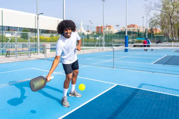 Açık Havada Tenis Oynarken Saçlarını Tarayan Gülümseyen Bir Adamın Tam — Stok fotoğraf