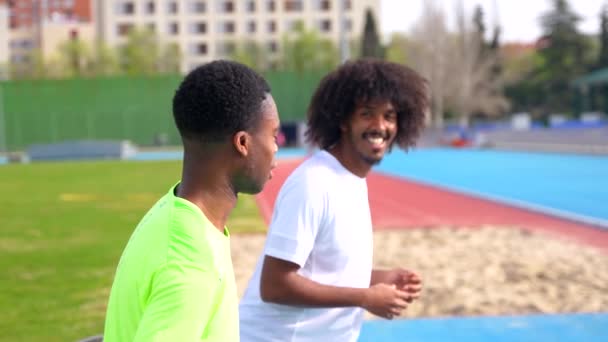 Genç Afro Amerikalı Koşucu Bir Çit Kullanarak Açık Havada Bacaklarını — Stok video