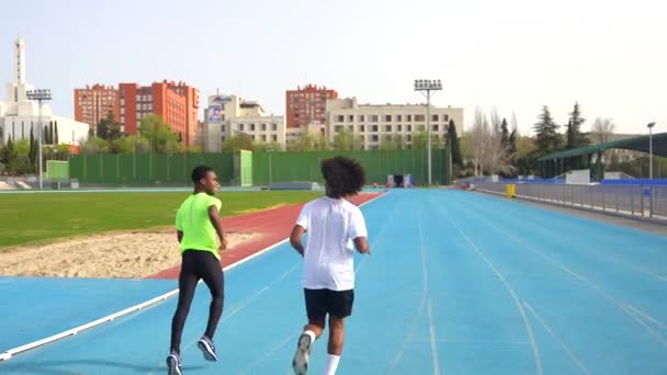 Volledige Achteraanzicht Van Twee Sportieve Afrikanen Een Atletiekbaan — Stockvideo