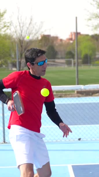 Spor Elbiseli Bir Adam Dışarıda Arkadaşlarıyla Birlikte Pikbol Oynuyor — Stok video