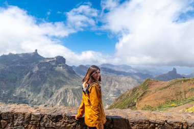 Roque Nublo 'ya dağdan bakan bir kadının portresi. Büyük Kanarya, İspanya