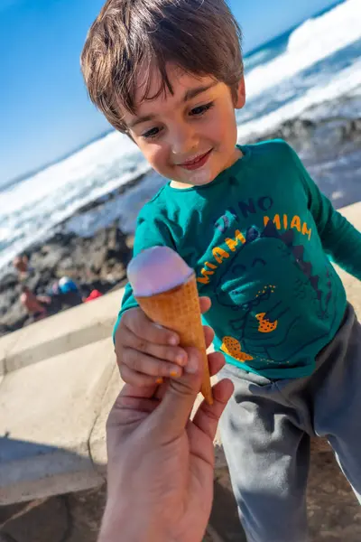 Apa Finom Jégkrémet Gyereknek Tengernél Nyáron Családi Nyaralás Fogalma Stock Fotó