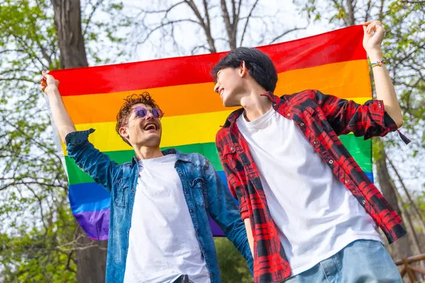 Nízký Úhel Pohledu Portrét Gayů Kteří Zvedají Vlajku Duhy Parku Stock Snímky
