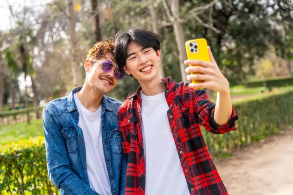 Mladí Šťastní Multietničtí Gayové Kteří Spolu Dělají Selfie Parku Stock Obrázky