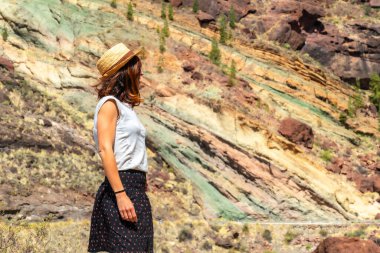 Doğal Anıt Azulejos de Veneneguera 'da bir turist kadın veya Mogan, Gran Canaria' daki Gökkuşağı Kayaları