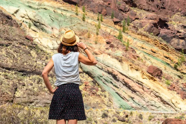 Turisti Nainen Natural Monument Azulejos Veneguera Tai Rainbow Rocks Mogan kuvapankkikuva